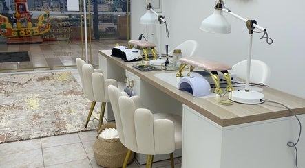 Estação de manicure elegante no Viviana Silva Beauty Studio, Bobadela, Lisboa, PT.