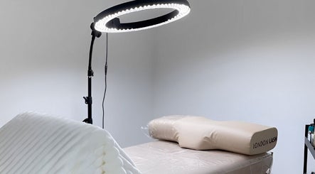 Sala de tratamento iluminada no Viviana Silva Beauty Studio, Bobadela, Lisboa, PT.