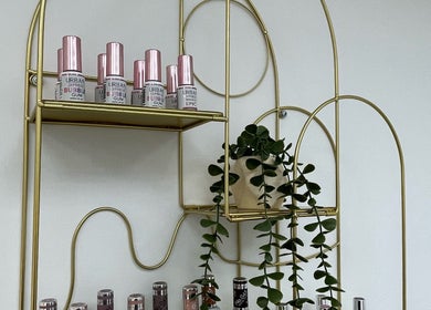 Design moderno com produtos de beleza no Viviana Silva Beauty Studio, Bobadela, Lisboa, PT.