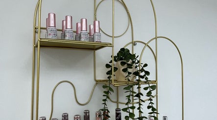 Design moderno com produtos de beleza no Viviana Silva Beauty Studio, Bobadela, Lisboa, PT.