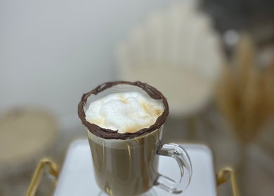 Delicioso café com espuma servido na Viviana Silva Beauty Studio, Bobadela, Lisboa, PT.