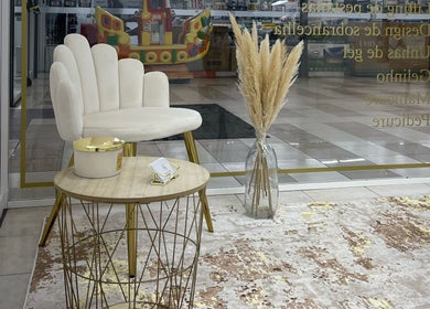 Sala de espera elegante no Viviana Silva Beauty Studio, Bobadela, Lisboa, PT, com cadeira branca e mesa luxuosa.