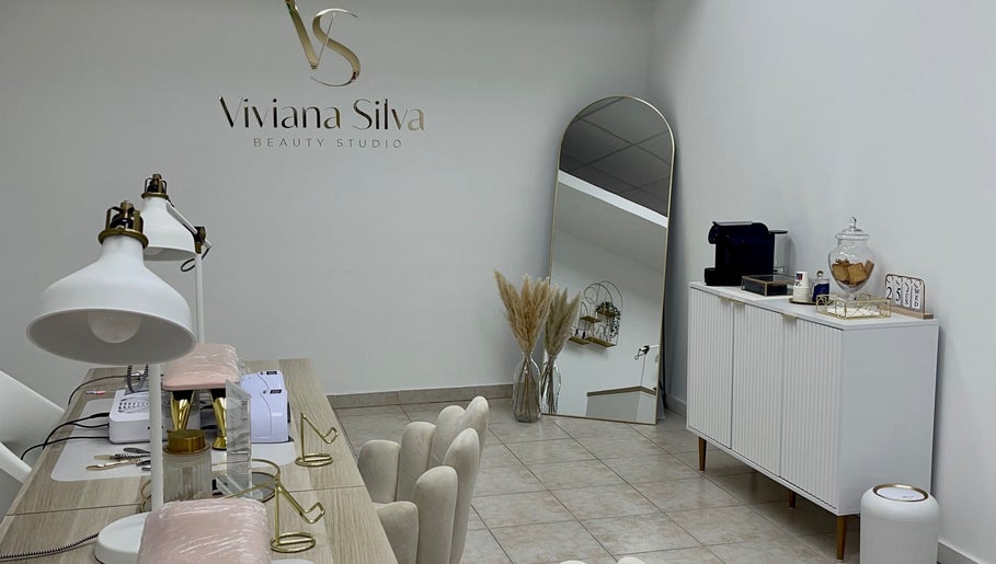 Interior elegante do Viviana Silva Beauty Studio em Bobadela, Lisboa, PT com espelho e decoração neutra.