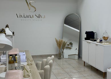 Interior elegante do Viviana Silva Beauty Studio em Bobadela, Lisboa, PT com espelho e decoração neutra.