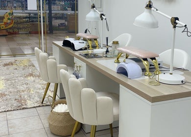 Área de trabalho de beleza em Viviana Silva Beauty Studio, Bobadela, Lisboa, PT, com decoração sofisticada.