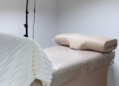 Ambiente sereno no Viviana Silva Beauty Studio, Bobadela, Lisboa, PT, com cama de tratamento acolhedora.