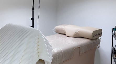 Ambiente sereno no Viviana Silva Beauty Studio, Bobadela, Lisboa, PT, com cama de tratamento acolhedora.