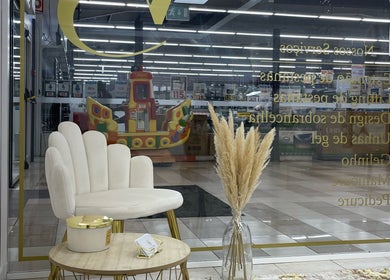 Espaço acolhedor no Viviana Silva Beauty Studio em Bobadela, Lisboa, PT com decoração moderna e cadeira elegante.