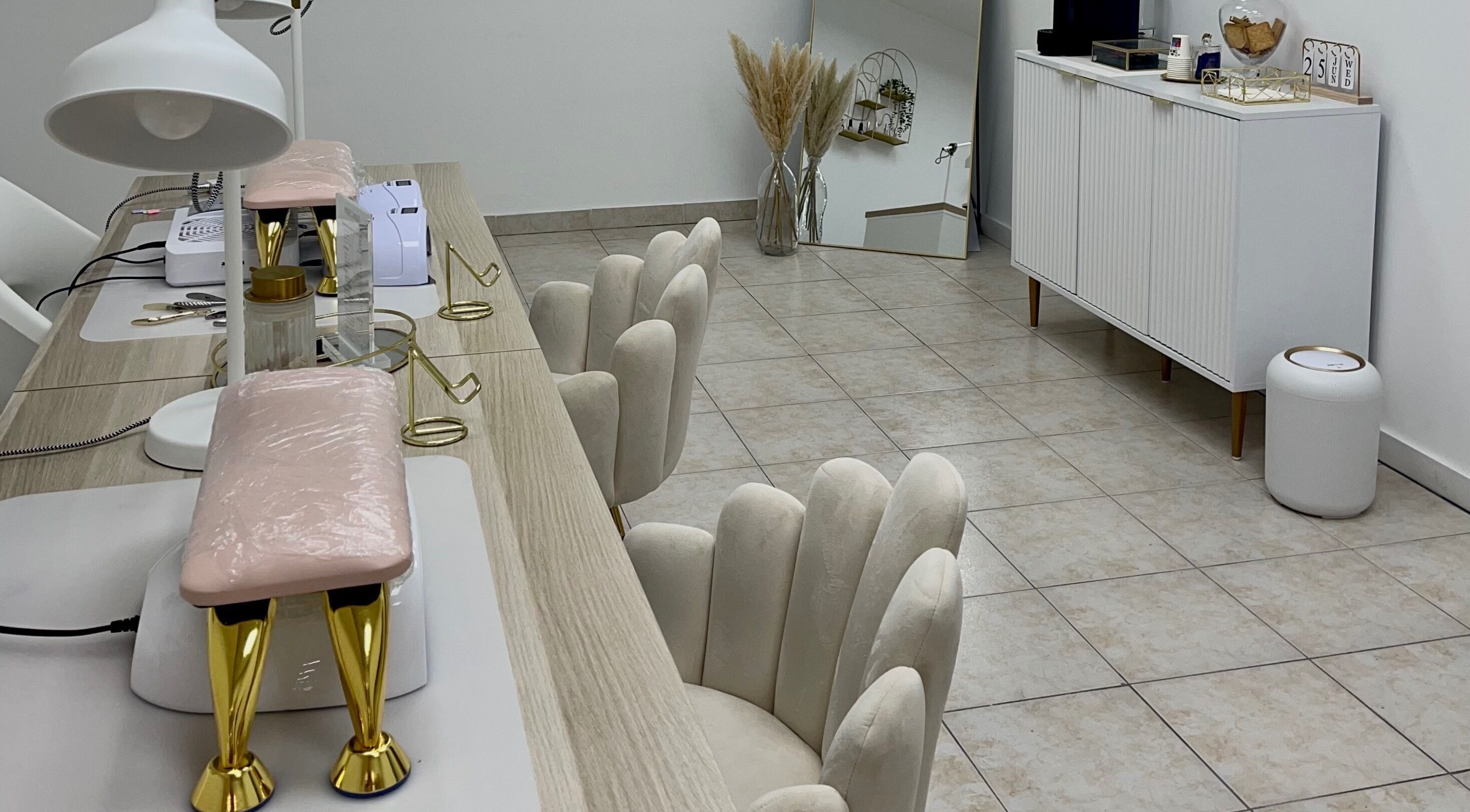 Interior elegante do Viviana Silva Beauty Studio em Bobadela, Lisboa, PT, com cadeiras confortáveis e decoração moderna.