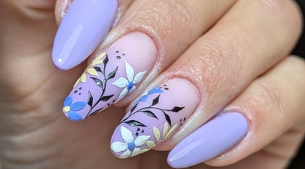 Ongles décorés de fleurs pastels à Au Claire de l'Ongle, Tours, Centre-val De Loire, FR.