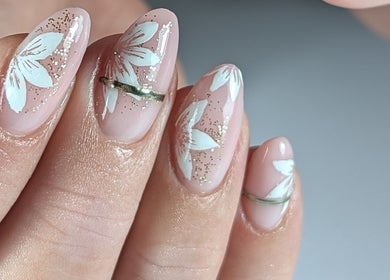 Nail art floral chez Au Claire de l'Ongle, Tours, Centre-Val de Loire, FR. Design délicat et élégant.