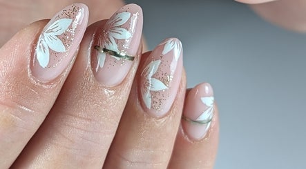 Nail art floral chez Au Claire de l'Ongle, Tours, Centre-Val de Loire, FR. Design délicat et élégant.