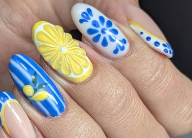 Design floral et citron bleu et jaune par Au Claire de l'Ongle, Tours, Centre-val De Loire, FR.