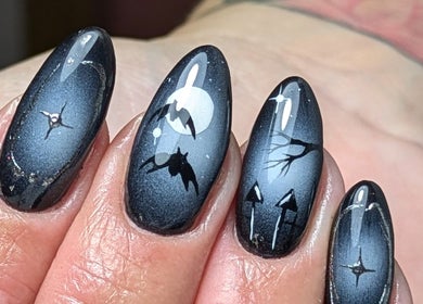 Nail art noir avec motifs chauves-souris chez Au Claire de l'Ongle à Tours, Centre-val De Loire, FR.