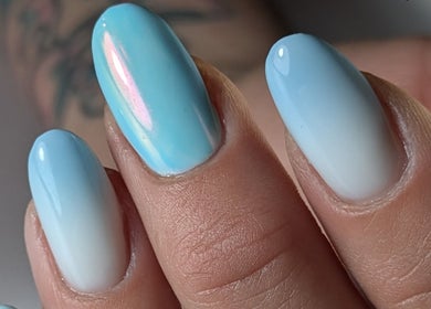 Design d'ongles bleu brillant chez Au Claire de l'Ongle, Tours, Centre-val De Loire, FR.