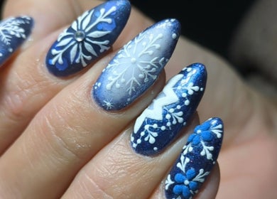 Manucure hivernale bleue et blanche au salon Au Claire de l'Ongle à Tours, Centre-val De Loire, FR.