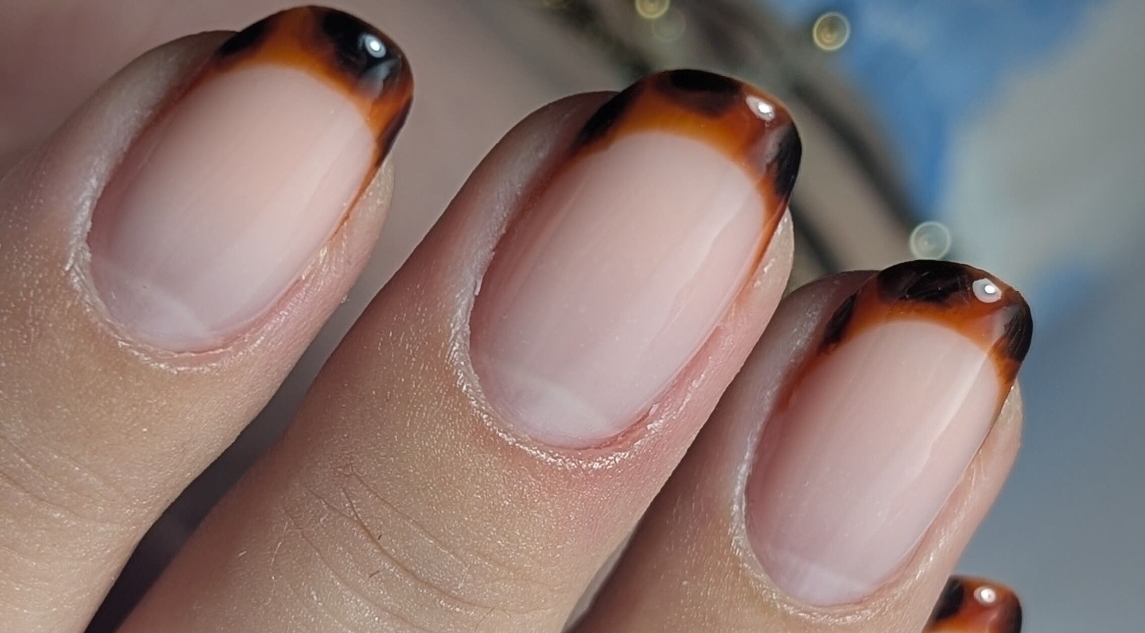 Manucure tortoise élégante au salon Au Claire de l'Ongle, Tours, Centre-val De Loire, FR.