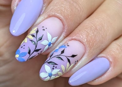 Nail art floral violet à Au Claire de l'Ongle, Tours, Centre-val De Loire, FR, parfait pour l'été.