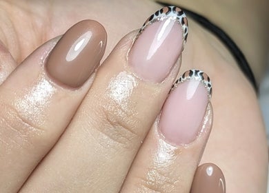 Manucure élégante à Au Claire de l'Ongle, Tours, Centre-val De Loire, FR, avec des ongles élégants.