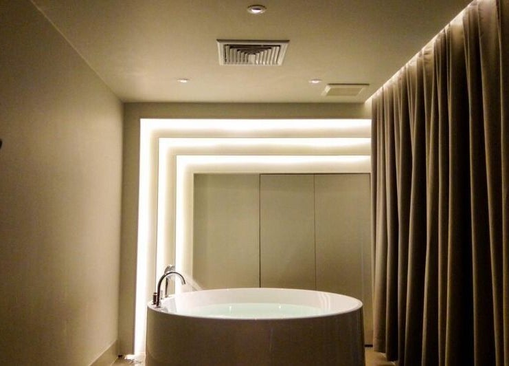 Luxurious round bathtub at XINGSPA, กรุงเทพมหานคร. Relax in style at our premier wellness venue.