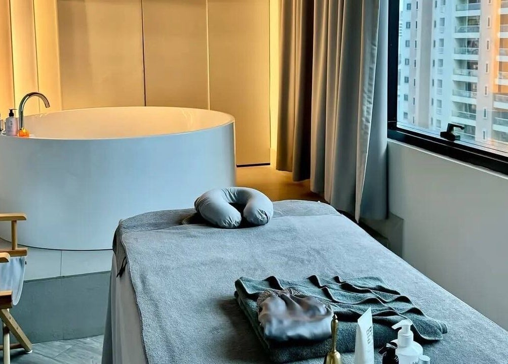 Relaxing massage room with tub at XINGSPA, กรุงเทพมหานคร, TH, offering a peaceful spa experience.