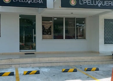 Entrada de MONICA CRUZ MANGA en Cartagena De Indias, Bolívar, CO. Fachada blanca y limpia.
