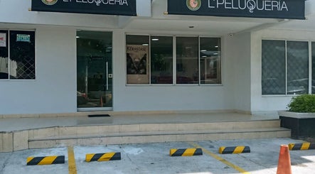 Entrada de MONICA CRUZ MANGA en Cartagena De Indias, Bolívar, CO. Fachada blanca y limpia.