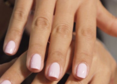 Manicura delicada en MONICA CRUZ MANGA, Cartagena De Indias, Bolívar, CO. Uñas pintadas en tono rosa claro.