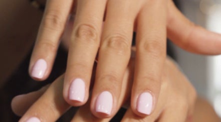 Manicura delicada en MONICA CRUZ MANGA, Cartagena De Indias, Bolívar, CO. Uñas pintadas en tono rosa claro.