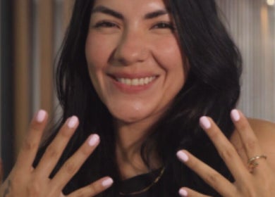 Manos con uñas pintadas de rosa en MONICA CRUZ MANGA, Cartagena De Indias, Bolívar, CO.
