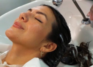 Mujer disfrutando de un relajante lavado de cabello en MÒNICA CRUZ BOCAGRANDE CARRERA 3RA, Cartagena De Indias, Bolívar, CO.