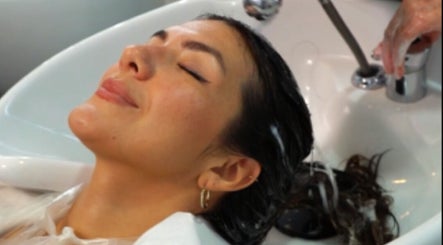 Mujer disfrutando de un relajante lavado de cabello en MÒNICA CRUZ BOCAGRANDE CARRERA 3RA, Cartagena De Indias, Bolívar, CO.