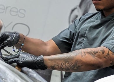 Barbero en MÒNICA CRUZ BOCAGRANDE CARRERA 3RA en Cartagena De Indias, Bolívar, CO realizando un corte.