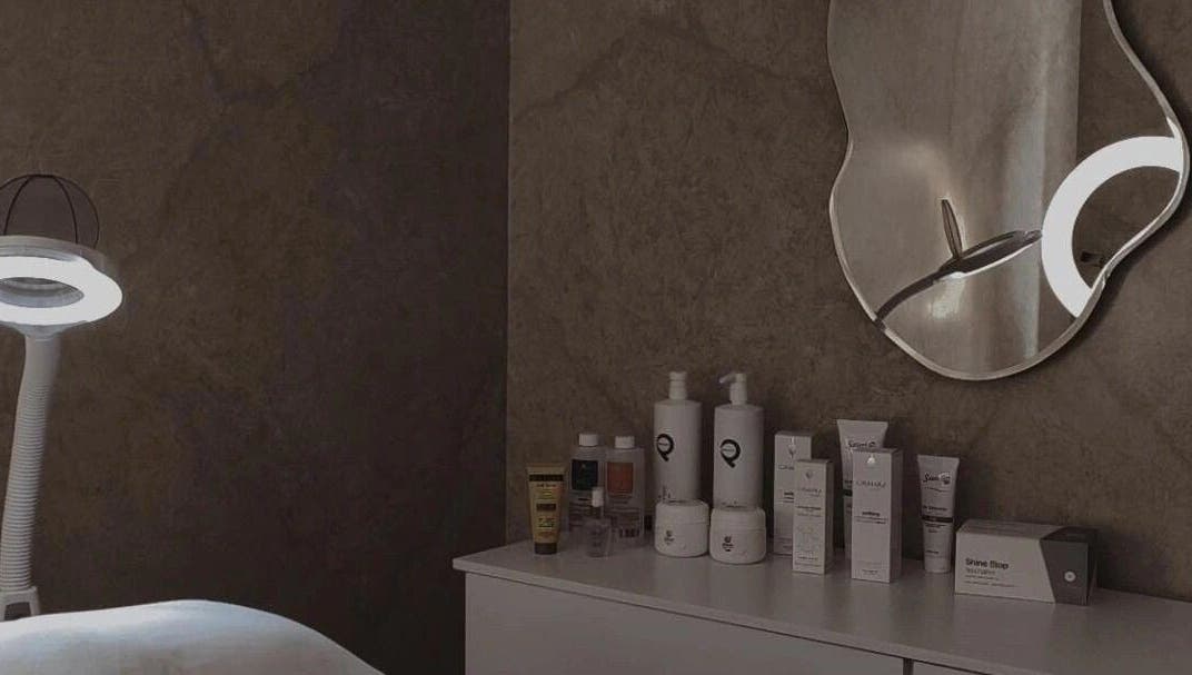 Espacio de Amarna Aesthetics en Marbella con productos de belleza sobre un tocador moderno.