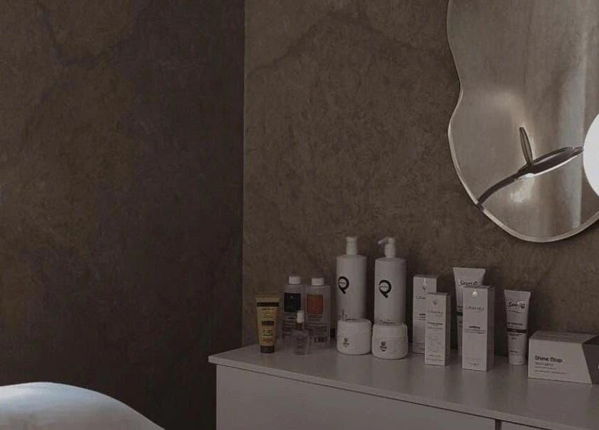 Espacio de Amarna Aesthetics en Marbella con productos de belleza sobre un tocador moderno.