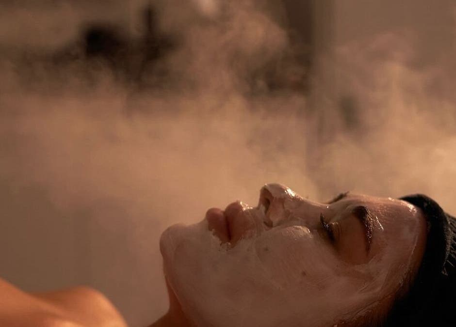 Tratamiento facial en Amarna Aesthetics, Marbella, Andalucía, ES, envuelto en vapor calmante.