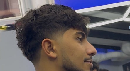 Fresh hairstyle on a customer at Estebanz in Laval, Québec, CA. Modern barber experience.