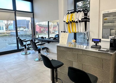 Interno moderno di AVELINO Barbershop CENTRO a Parma, Emilia-romagna, IT con sedie e specchi.