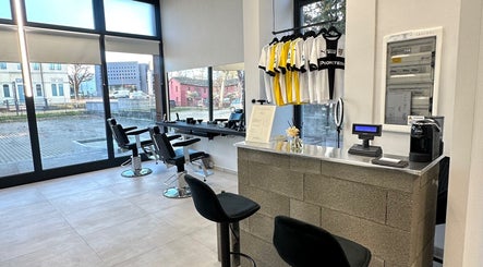Interno moderno di AVELINO Barbershop CENTRO a Parma, Emilia-romagna, IT con sedie e specchi.