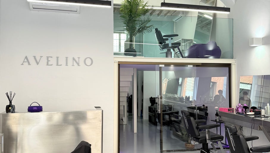 Interno moderno di AVELINO Barbershop CENTRO a Parma, Emilia-romagna, IT con sedie e riflessi.
