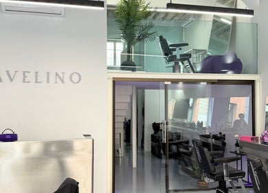 Interno moderno di AVELINO Barbershop CENTRO a Parma, Emilia-romagna, IT con sedie e riflessi.