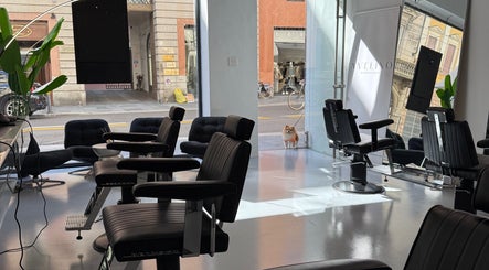 Interno moderno di AVELINO Barbershop CENTRO a Parma, Emilia-romagna, IT con poltrone eleganti.