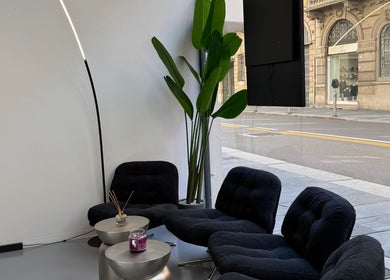 Interno AVELINO Barbershop CENTRO a Parma, Emilia-romagna, IT con poltrone moderne e pianta verde.