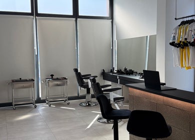 Interno moderno di AVELINO Barbershop LEMIGNANO a Lemignano, Emilia-romagna, IT con sedie e postazioni eleganti.
