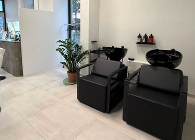 Elegante interno di AVELINO Barbershop LEMIGNANO a Lemignano, Emilia-romagna, IT, con sedie e lavandini moderni.