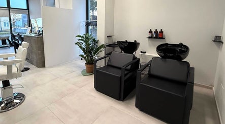 Elegante interno di AVELINO Barbershop LEMIGNANO a Lemignano, Emilia-romagna, IT, con sedie e lavandini moderni.