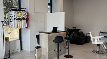 Interno moderno di AVELINO Barbershop LEMIGNANO a Lemignano, Emilia-romagna, IT con sedie e banchi eleganti.