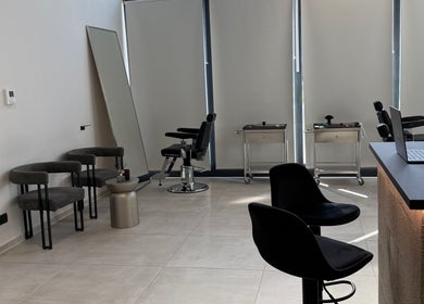 Interno di AVELINO Barbershop LEMIGNANO, Lemignano, Emilia-romagna, IT con sedie moderne e illuminazione naturale.