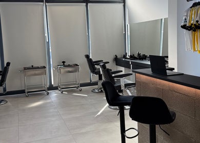 Interno moderno di AVELINO Barbershop LEMIGNANO, Lemignano, Emilia-romagna, IT con sedie da barbiere eleganti.