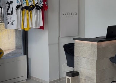 Interno di AVELINO Barbershop LEMIGNANO con computer sul bancone, Lemignano, Emilia-romagna, IT.